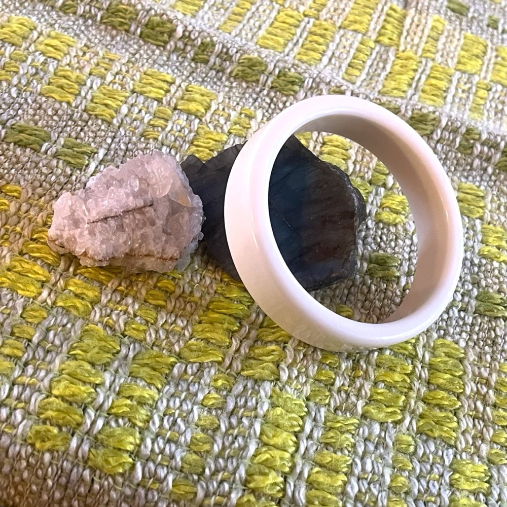 VTG 70s Creamy White Toned Chunky Acrylic Bangle - Picture 2 of 4